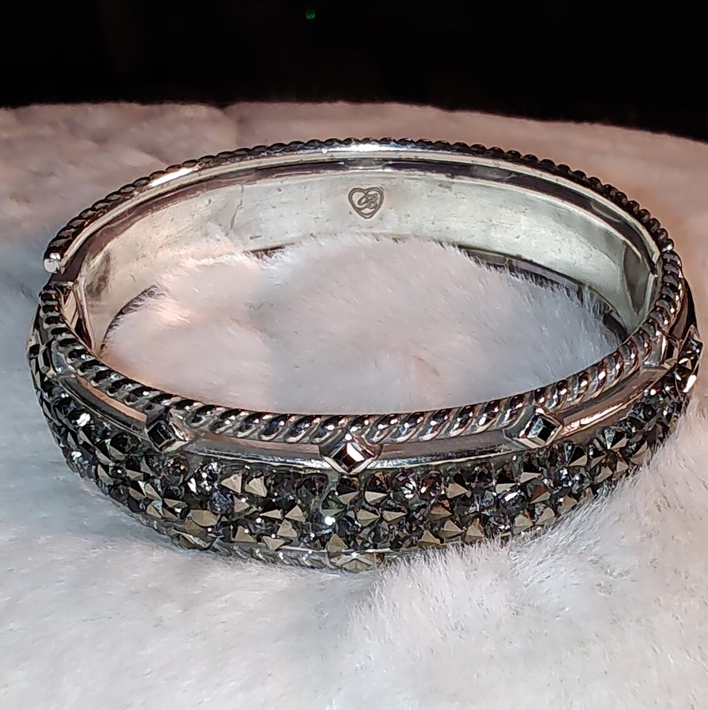 Beautiful Brighton Retired Crystal Rocks Hinged Bracelet. Pave Stones